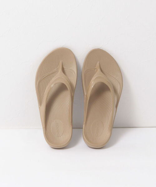 OOFOS（ウーフォス）の「【OOFOS/ウーフォス】oolala リカバリートングサンダル（サンダル・レディース・ベージュ/ブラック/グレー・24/23/25）」の9枚目の写真