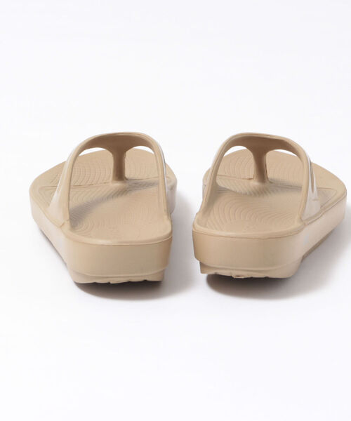 OOFOS（ウーフォス）の「【OOFOS/ウーフォス】oolala リカバリートングサンダル（サンダル・レディース・ベージュ/ブラック/グレー・24/23/25）」の11枚目の写真