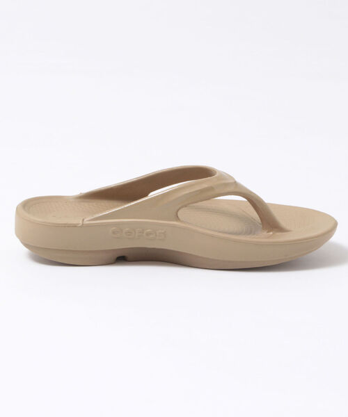 OOFOS（ウーフォス）の「【OOFOS/ウーフォス】oolala リカバリートングサンダル（サンダル・レディース・ベージュ/ブラック/グレー・24/23/25）」の13枚目の写真