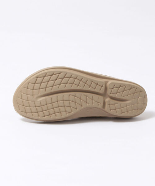 OOFOS（ウーフォス）の「【OOFOS/ウーフォス】oolala リカバリートングサンダル（サンダル・レディース・ベージュ/ブラック/グレー・24/23/25）」の14枚目の写真