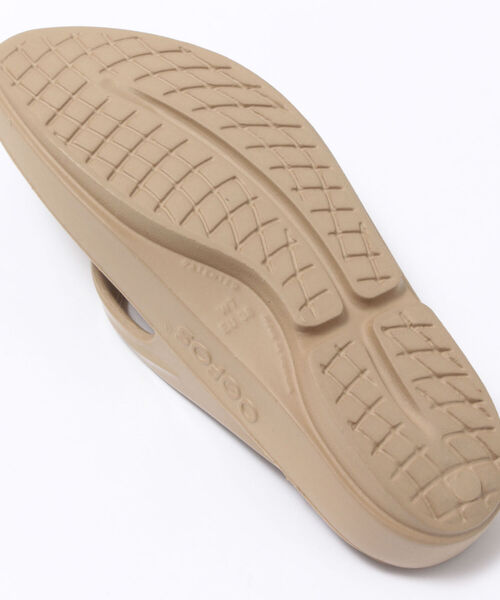 OOFOS（ウーフォス）の「【OOFOS/ウーフォス】oolala リカバリートングサンダル（サンダル・レディース・ベージュ/ブラック/グレー・24/23/25）」の15枚目の写真