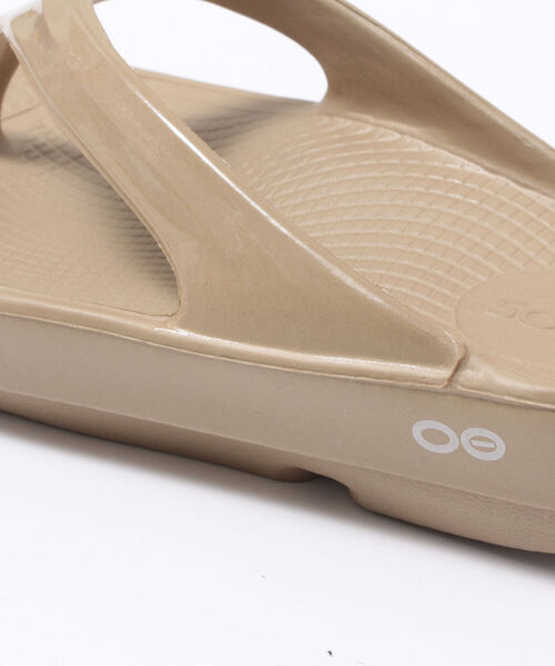 OOFOS（ウーフォス）の「【OOFOS/ウーフォス】oolala リカバリートングサンダル（サンダル・レディース・ベージュ/ブラック/グレー・24/23/25）」の16枚目の写真