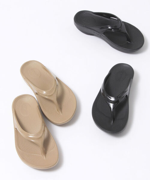 OOFOS（ウーフォス）の「【OOFOS/ウーフォス】oolala リカバリートングサンダル（サンダル・レディース・ベージュ/ブラック/グレー・24/23/25）」の17枚目の写真