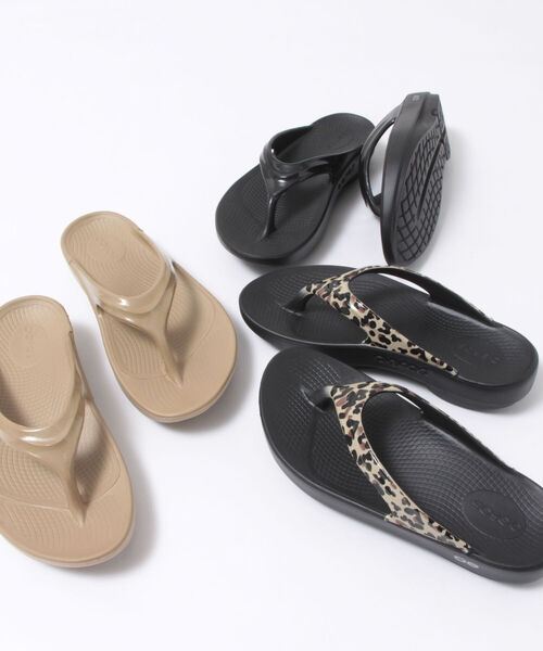 OOFOS（ウーフォス）の「【OOFOS/ウーフォス】oolala リカバリートングサンダル（サンダル・レディース・ベージュ/ブラック/グレー・24/23/25）」の18枚目の写真