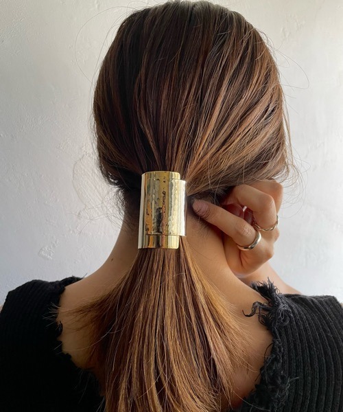 tone（トーン）の「【aussi/オッスィー】Hand made メタル ワイド ポニーフック/ヘアカフ（バレッタ/ヘアクリップ・レディース・シルバー/シルバー系その他/ゴールド系その他/ゴールド・FREE）」の4枚目の写真