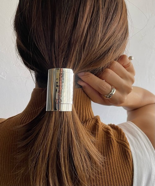 tone（トーン）の「【aussi/オッスィー】Hand made メタル ワイド ポニーフック/ヘアカフ（バレッタ/ヘアクリップ・レディース・シルバー/シルバー系その他/ゴールド系その他/ゴールド・FREE）」の7枚目の写真