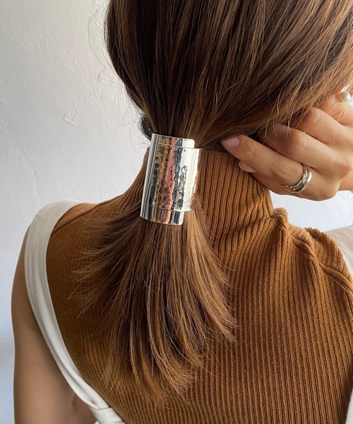 tone（トーン）の「【aussi/オッスィー】Hand made メタル ワイド ポニーフック/ヘアカフ（バレッタ/ヘアクリップ・レディース・シルバー/シルバー系その他/ゴールド系その他/ゴールド・FREE）」の8枚目の写真