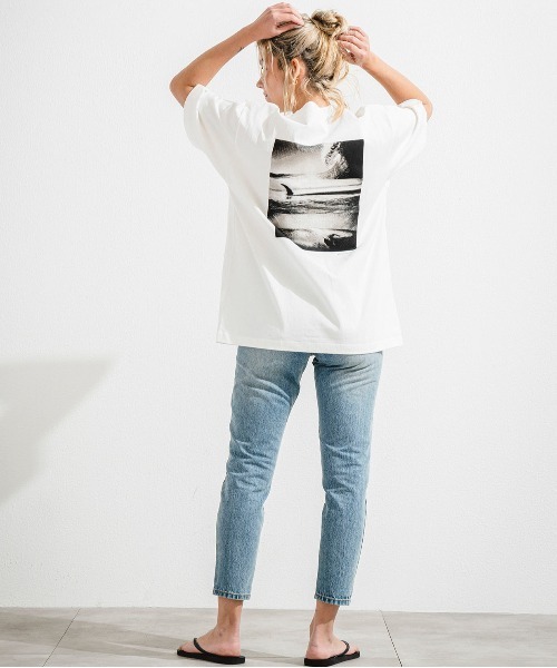 OFFSHORE（オフショア）の「【コラボ商品】OS×U-SKE POHTO TEE/オフショア×ユースケ フォトティーシャツ（Tシャツ/カットソー・メンズ・ホワイト/チャコールグレー・M/S/L/XL）」の3枚目の写真