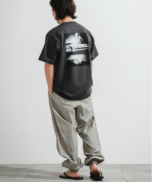 OFFSHORE（オフショア）の「【コラボ商品】OS×U-SKE POHTO TEE/オフショア×ユースケ フォトティーシャツ（Tシャツ/カットソー・メンズ・ホワイト/チャコールグレー・M/S/L/XL）」の6枚目の写真