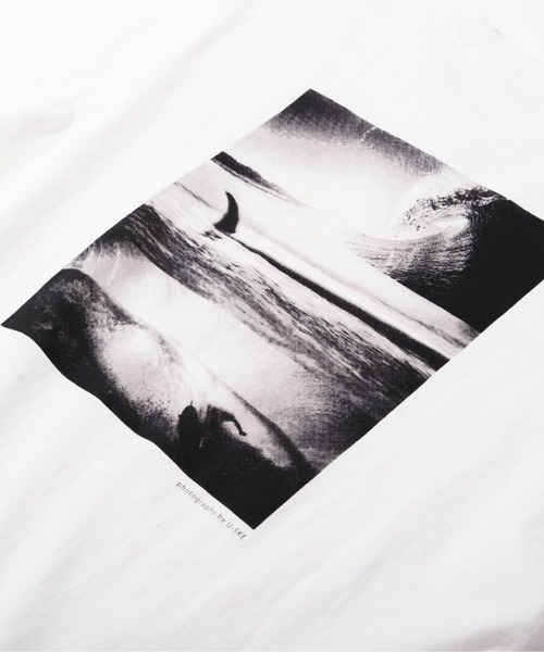 OFFSHORE（オフショア）の「【コラボ商品】OS×U-SKE POHTO TEE/オフショア×ユースケ フォトティーシャツ（Tシャツ/カットソー・メンズ・ホワイト/チャコールグレー・M/S/L/XL）」の4枚目の写真