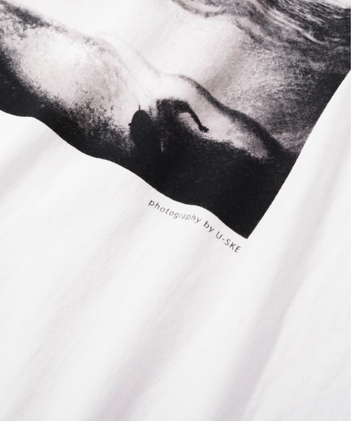 OFFSHORE（オフショア）の「【コラボ商品】OS×U-SKE POHTO TEE/オフショア×ユースケ フォトティーシャツ（Tシャツ/カットソー・メンズ・ホワイト/チャコールグレー・M/S/L/XL）」の7枚目の写真