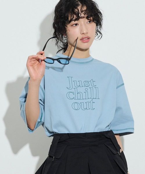 THE YOn（ザヨン）の「“Just Chill Out”配色ステッチプリントTシャツ