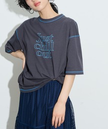“Just Chill Out”配色ステッチプリントTシャツ