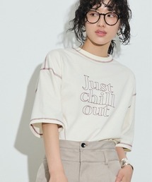 “Just Chill Out”配色ステッチプリントTシャツ