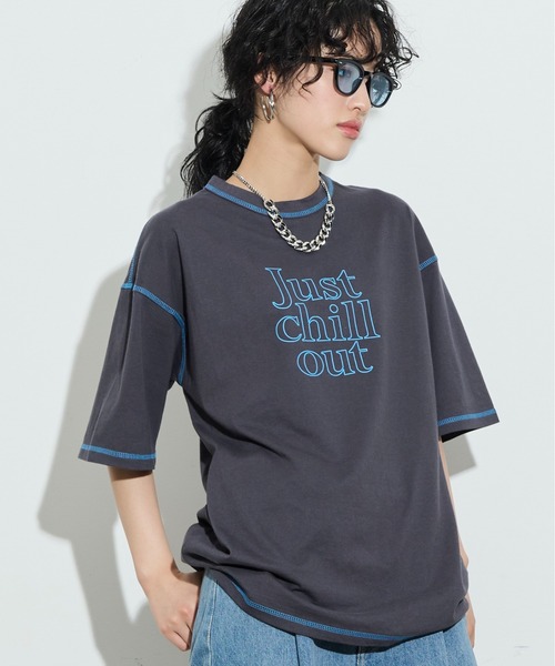 THE YOn(ザヨン)の「“Just Chill Out”配色ステッチプリントTシャツ(Tシャツ/カットソー・レディース・アイボリー/サックスブルー/チャコールグレー・FREE)」の4枚目の写真