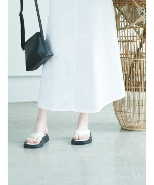 Lugnoncure（ルノンキュール）の「トングサンダル（サンダル・レディース・オレンジ/ブラック/オフホワイト・LARGE/MEDIUM）」の2枚目の写真