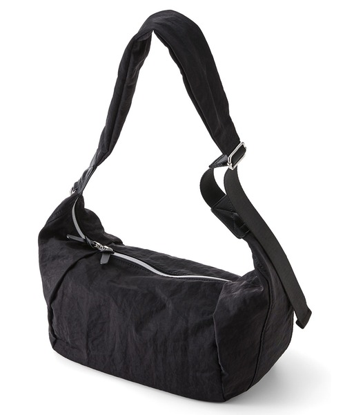 IEDIT（イディット）の「ＩＥＤＩＴ　太幅の持ち手とからだに沿うフォルムで持ちやすい撥水（はっすい）ワンショルダーバッグ（ショルダーバッグ・レディース・ブラック/ライトグレー・ONE SIZE）」の3枚目の写真