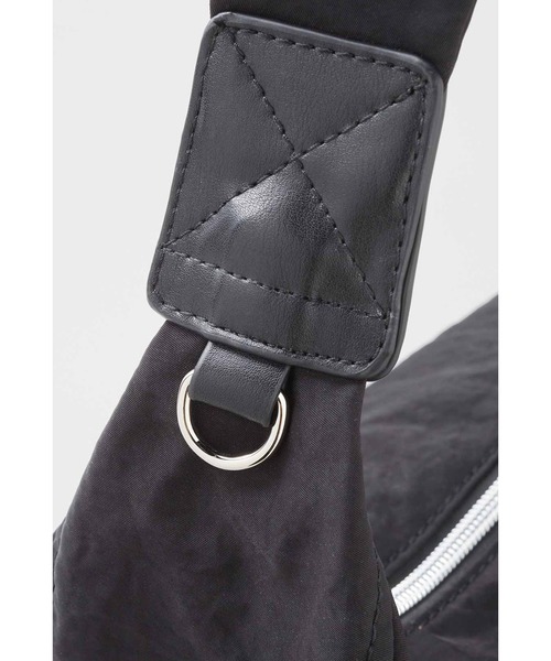 IEDIT（イディット）の「ＩＥＤＩＴ　太幅の持ち手とからだに沿うフォルムで持ちやすい撥水（はっすい）ワンショルダーバッグ（ショルダーバッグ・レディース・ブラック/ライトグレー・ONE SIZE）」の9枚目の写真