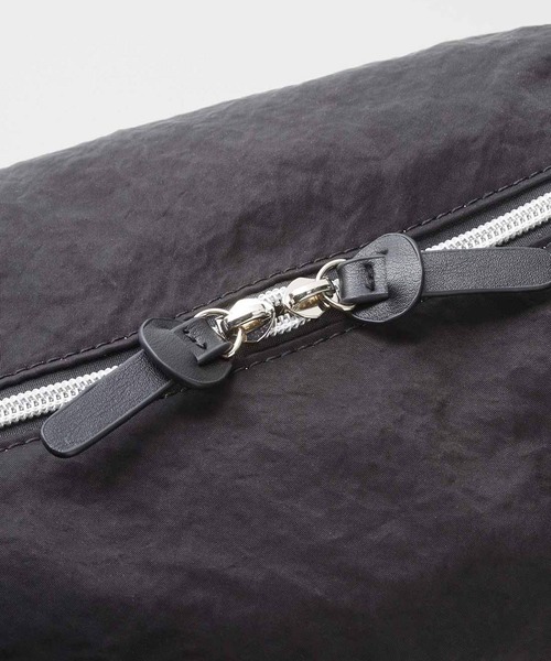 IEDIT（イディット）の「ＩＥＤＩＴ　太幅の持ち手とからだに沿うフォルムで持ちやすい撥水（はっすい）ワンショルダーバッグ（ショルダーバッグ・レディース・ブラック/ライトグレー・ONE SIZE）」の4枚目の写真