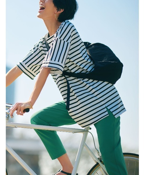 IEDIT（イディット）の「ＩＥＤＩＴ　太幅の持ち手とからだに沿うフォルムで持ちやすい撥水（はっすい）ワンショルダーバッグ（ショルダーバッグ・レディース・ブラック/ライトグレー・ONE SIZE）」の7枚目の写真