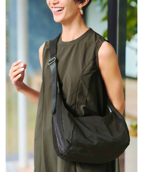 IEDIT（イディット）の「ＩＥＤＩＴ　太幅の持ち手とからだに沿うフォルムで持ちやすい撥水（はっすい）ワンショルダーバッグ（ショルダーバッグ・レディース・ブラック/ライトグレー・ONE SIZE）」の10枚目の写真