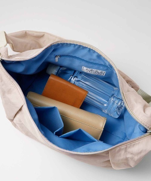 IEDIT（イディット）の「ＩＥＤＩＴ　太幅の持ち手とからだに沿うフォルムで持ちやすい撥水（はっすい）ワンショルダーバッグ（ショルダーバッグ・レディース・ブラック/ライトグレー・ONE SIZE）」の12枚目の写真