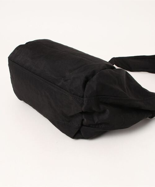 IEDIT（イディット）の「ＩＥＤＩＴ　太幅の持ち手とからだに沿うフォルムで持ちやすい撥水（はっすい）ワンショルダーバッグ（ショルダーバッグ・レディース・ブラック/ライトグレー・ONE SIZE）」の11枚目の写真