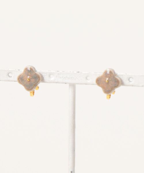 tone（トーン）の「【BLACKA】タイルイヤリング(MA)（イヤリング・レディース・マスタード/キャメル/グリーン系その他/レッド/オレンジ/グレー/ネイビー/ピンク/グリーン/クリーム/カーキ/イエロー/ブルー/スカイブルー/オフホワイト/グレー系その他/ブラック/ゴールド/ブラウン/パープル/パープル系その他/イエロー系その他/アクア/ブルー系その他/ブルー系その他2/ホワイト・FREE）」の4枚目の写真