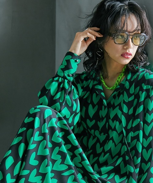GEVS.(ジェイヴィス)の「<大きいサイズ>ハートプリントボウタイロングワンピース GEVS.(ワンピース・レディース・ブラック系/グリーン系・L/LL/3L/4L/5L)」の4枚目の写真