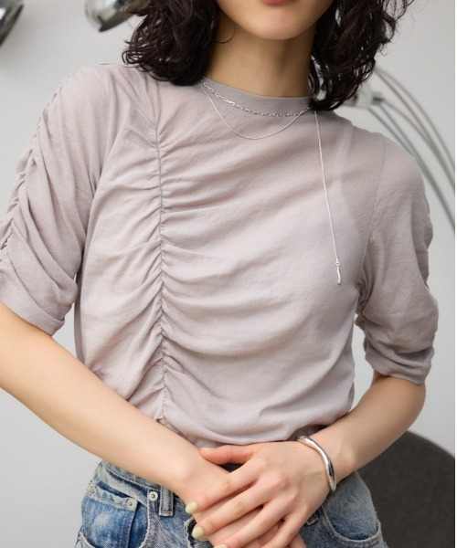 AZUL by moussy（アズールバイマウジー）の「シャーリングスキントップス（Tシャツ/カットソー・レディース・グレー/アイボリー/サックスブルー・FREE）」の3枚目の写真