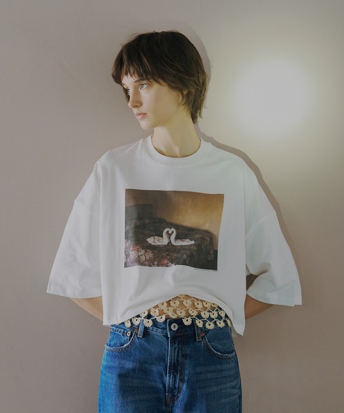 SALON adam et rope'(サロン アダム エ ロペ)の「【Alec Soth(アレック・ソス)】クロップドフォトTシャツ(Tシャツ/カットソー・レディース・ホワイト系その他2/ホワイト系その他4/ホワイト・FREE)」の1枚目の写真