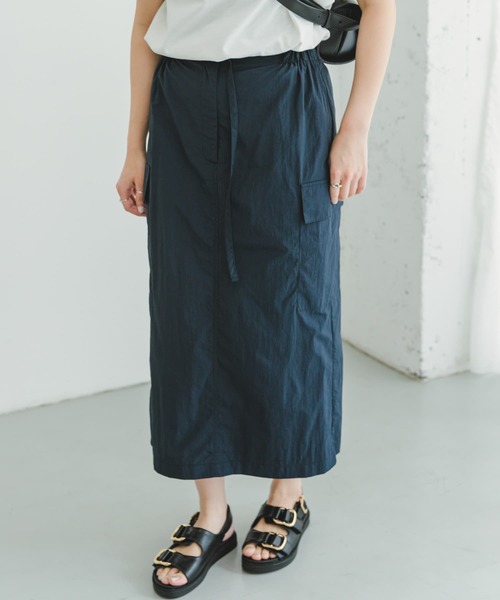 ITEMS URBANRESEARCH（アイテムズ アーバンリサーチ）の「ナイロンカーゴタイトスカート（スカート・レディース・ベージュ/モカ/ネイビー・FREE）」の3枚目の写真