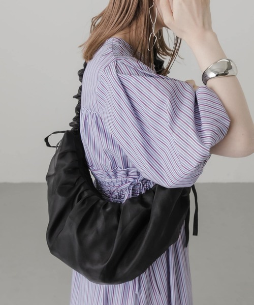 SMELLY（スメリー）の「フリルギャザーリボンショルダーバッグ（ショルダーバッグ・レディース・アイボリー/ブラック・-）」の3枚目の写真