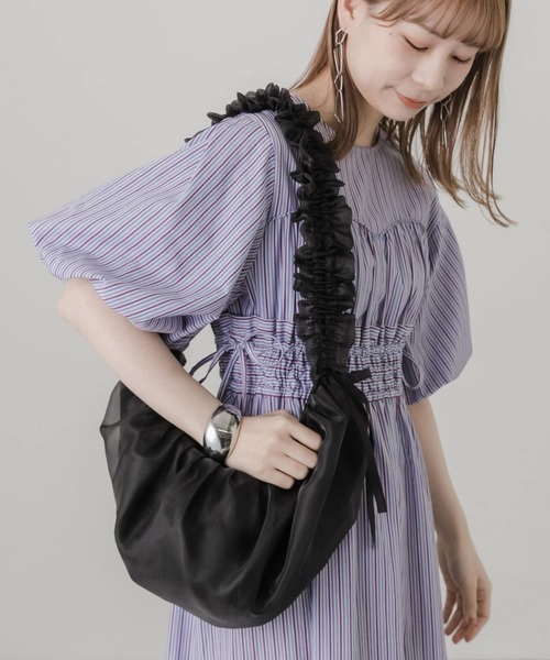 SMELLY（スメリー）の「フリルギャザーリボンショルダーバッグ（ショルダーバッグ・レディース・アイボリー/ブラック・-）」の4枚目の写真