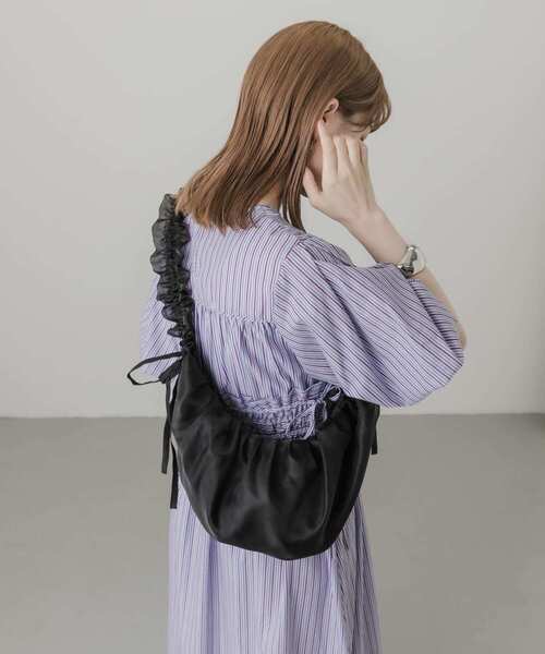 SMELLY（スメリー）の「フリルギャザーリボンショルダーバッグ（ショルダーバッグ・レディース・アイボリー/ブラック・-）」の5枚目の写真