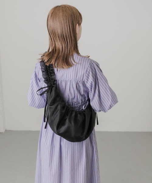 SMELLY（スメリー）の「フリルギャザーリボンショルダーバッグ（ショルダーバッグ・レディース・アイボリー/ブラック・-）」の6枚目の写真