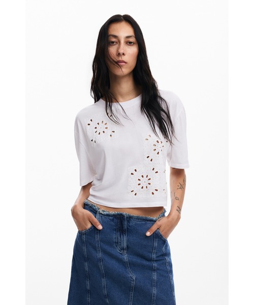 Desigual(デシグアル)の「フラワーカットワーク Tシャツ クロップド丈(シャツ/ブラウス・レディース・ブラック/ホワイト・XL/L/M/S/XS)」の1枚目の写真