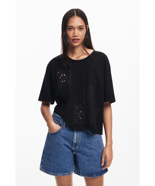 Desigual(デシグアル)の「フラワーカットワーク Tシャツ クロップド丈(シャツ/ブラウス・レディース・ブラック/ホワイト・XL/L/M/S/XS)」の2枚目の写真