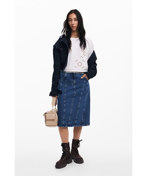 Desigual(デシグアル)の「フラワーカットワーク Tシャツ クロップド丈(シャツ/ブラウス・レディース・ブラック/ホワイト・XL/L/M/S/XS)」の4枚目の写真