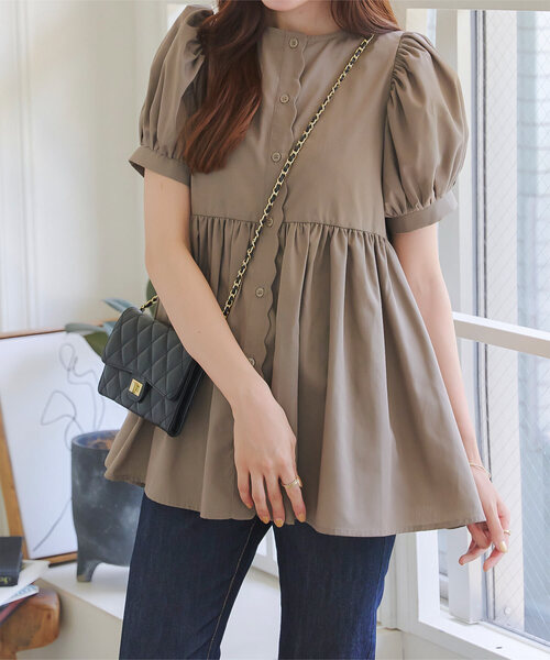 KOBE LETTUCE（コウベレタス）の「ペプラムスカラップブラウス（シャツ/ブラウス・レディース・サックスブルー/ブラック/ホワイト/オレンジ/グレイッシュベージュ・M）」の3枚目の写真