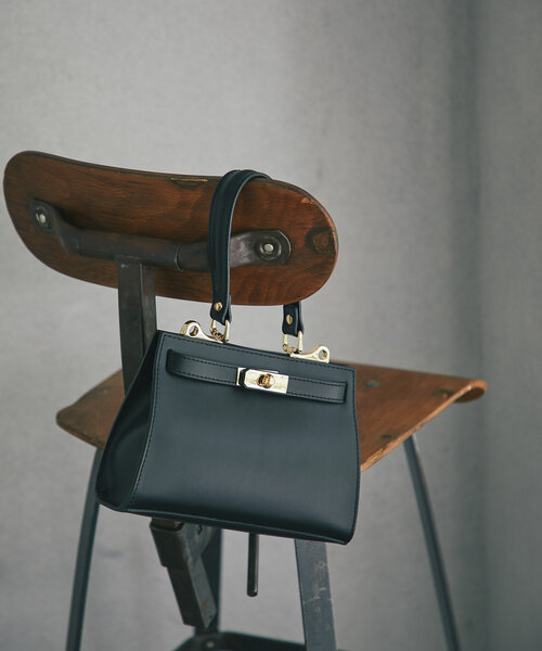 AULENTTI(オウレンティ)の「【オウレンティ】ストラップ付キーベルトワンハンドルバッグ(ショルダーバッグ・レディース・ブラック/ベージュ・FREE)」の3枚目の写真