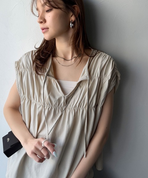 classicalelf（クラシカルエルフ）の「着るだけでオシャレ度ワンランクアップ。綿100％シルケット加工シャーリングトップス（Tシャツ/カットソー・レディース・アイボリー/グレイッシュベージュ/チャコール・SMALL/X-LARGE/MEDIUM/LARGE）」の15枚目の写真