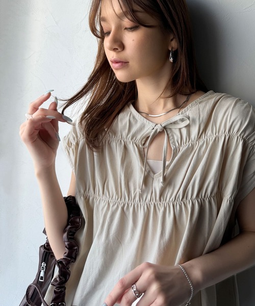 classicalelf（クラシカルエルフ）の「着るだけでオシャレ度ワンランクアップ。綿100％シルケット加工シャーリングトップス（Tシャツ/カットソー・レディース・アイボリー/グレイッシュベージュ/チャコール・SMALL/X-LARGE/MEDIUM/LARGE）」の11枚目の写真