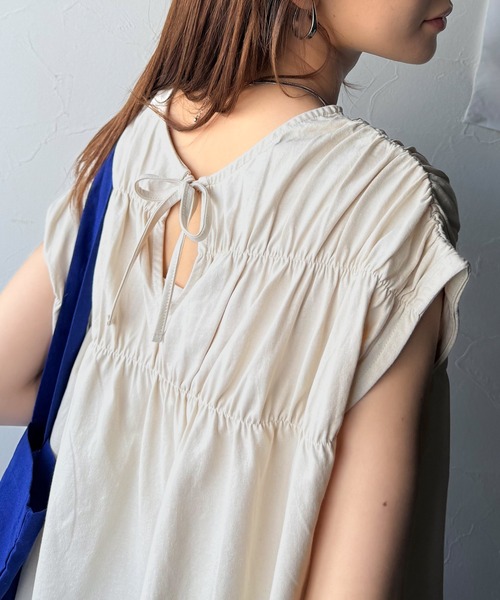 classicalelf（クラシカルエルフ）の「着るだけでオシャレ度ワンランクアップ。綿100％シルケット加工シャーリングトップス（Tシャツ/カットソー・レディース・アイボリー/グレイッシュベージュ/チャコール・SMALL/X-LARGE/MEDIUM/LARGE）」の14枚目の写真