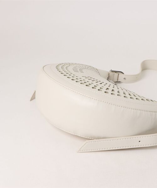 Desigual（デシグアル）の「パンチング加工フェイクレザーミディアムホーボーバッグ（ショルダーバッグ・レディース・ホワイト/ブラウン・FREE）」の4枚目の写真