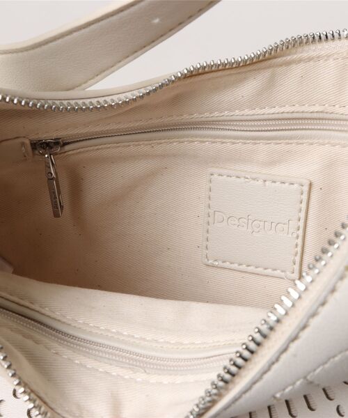 Desigual（デシグアル）の「パンチング加工フェイクレザーミディアムホーボーバッグ（ショルダーバッグ・レディース・ホワイト/ブラウン・FREE）」の5枚目の写真