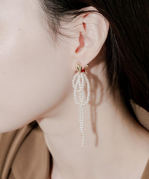 SMELLY（スメリー）の「メタルパールループイヤリング（イヤリング・レディース・アイボリー・-）」の4枚目の写真