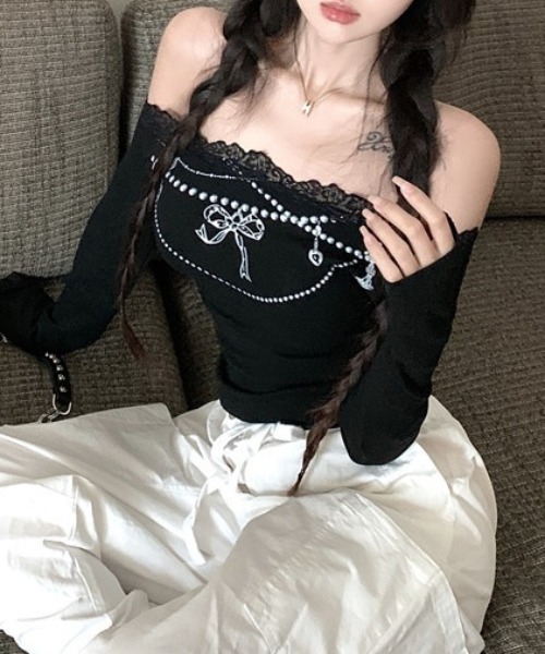 lilful（リルフル）の「ジュエリープリント オフショルレースロンT（Tシャツ/カットソー・レディース・ブラック/ホワイト・M/L）」の2枚目の写真