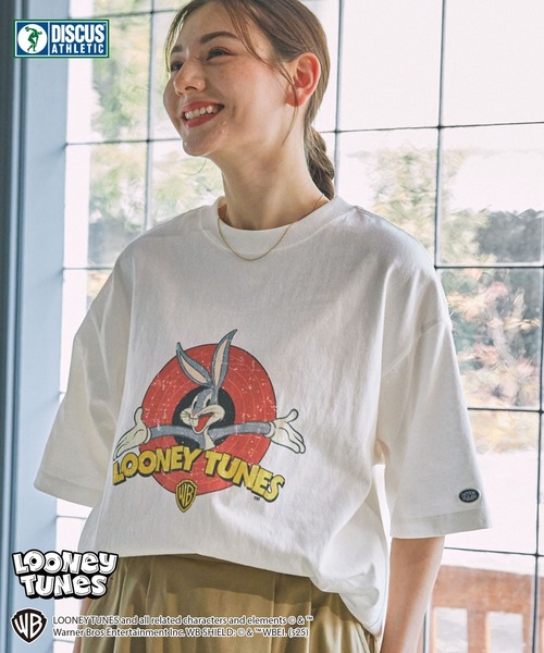 DISCUS ATHLETIC(ディスカス アスレチック)の「【DISCUS ATHLETIC×Warner】コラボ グラフィックプリント半袖Tシャツ ディスカス アスレチック×ワーナー(Tシャツ/カットソー・レディース・スミクロ/ホワイト系/ホワイト系2/ホワイト系1/ブラック系1/ホワイト/ブラック系2/ブラック系・M/L)」の2枚目の写真