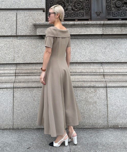 JENNE(ジェンヌ)の「-3キロ見えオフショルワンピース(ワンピース・レディース・ブルー/ブラック/ベージュ・SMALL/MEDIUM/LARGE)」の6枚目の写真